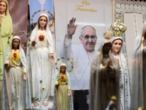 Il Papa a Fatima per il centenario della Madonna: "Esiste un quarto segreto da svelare"