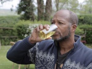 Il marito beve e si comporta male