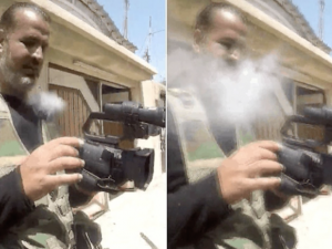 Il momento in cui il proiettile colpisce la GoPro, ferendo il giornalista