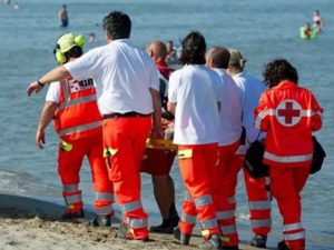 Grottammare, annega per salvare il figlio di dieci anni: Luca muore a 44 anni