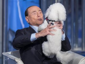 Come procede la riabilitazione di Silvio Berlusconi, l'uomo che sta cancellando se stesso