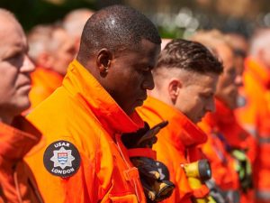 Incendio Londra, il commovente applauso ai vigili del fuoco che lasciano Grenfell Tower