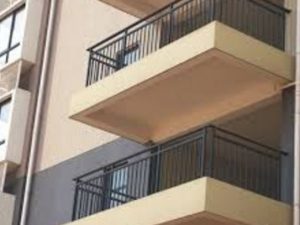 Bimbo di 3 anni sfugge al controllo e cade dal balcone, vicino lo prende al volo e lo salva