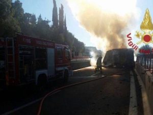 Tir in fiamme sull'A1: 8 chilometri di coda provocata dai curiosi tra Firenze e Incisa
