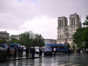 Parigi, aggredisce poliziotto a martellate a Notre Dame, agenti lo feriscono: "Per la Siria"