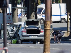Parigi, automobilista contro auto della polizia con bombole di gas: "Atto terroristico"