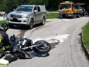Finisce con la moto contro il pick-up: gamba tranciata, motociclista gravissimo