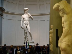 Firenze, condizionatore rotto all’Accademia: proteste e malori sotto al David