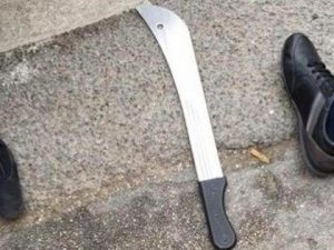Paura a Novara: polizia e carabinieri danno la caccia a un uomo armato di machete
