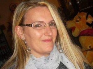 La figlia la chiama dopo un incidente, lei si schianta e muore mentre è al telefono