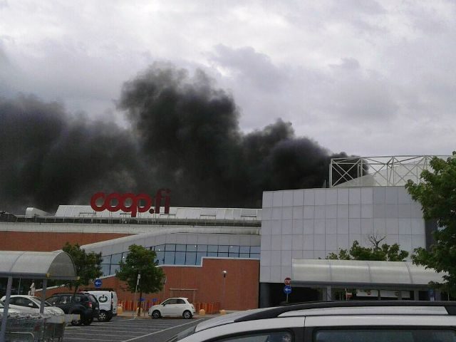 Incendio all'Ipercoop di Navacchio, evacuati clienti e dipendenti Incendio all'Ipercoop di Navacchio, evacuati clienti e dipendenti
