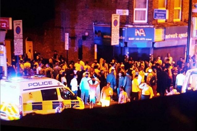 Veicolo sulla folla a Finsbury Park. Il premier May: "Si indaga per terrorismo"