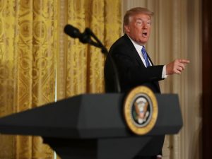 Muslim ban, Corte Suprema dà parziale via libera. Trump esulta: “Chiara vittoria”