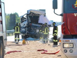 Incidente tra tir in A4: un morto, autostrada chiusa e code fino a 10 km