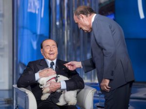Silvio Berlusconi: “Vivo con 9 cani. Dormono in camera e fanno colazione con me”