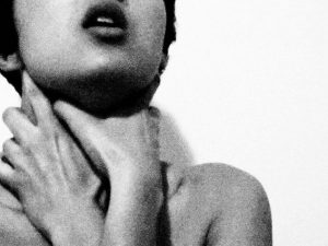India, chiede alla moglie di chiudere gli occhi per una sorpresa e la uccide strangolandola