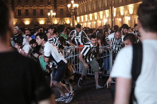 Caos a piazza San Carlo a Torino dopo il falso allarme bomba (Getty).