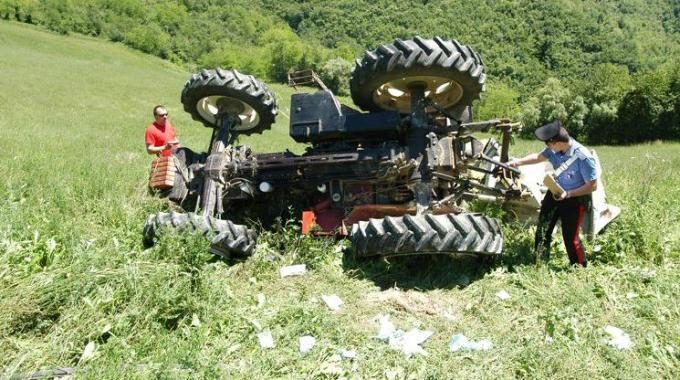 Palermo, si ribalta col trattore: muore schiacciato agricoltore di 55 anni - Fanpage.it