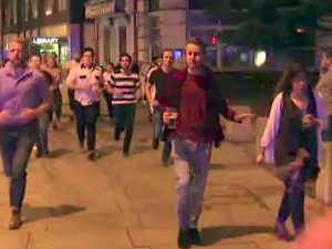 Il ragazzo che scappa dagli attacchi di Londra con la sua birra (Twitter). 
