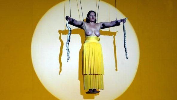 Marina Abramović in un'altra delle sue performance