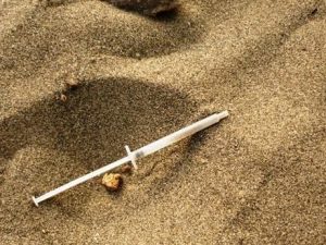 Pisa: incubo in spiaggia, bimba punta da una siringa mentre cammina sulla sabbia
