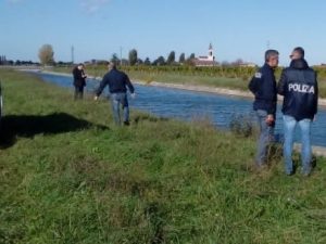Vicenza, uomo trovato morto in un canale: forse è annegato per recuperare il motorino