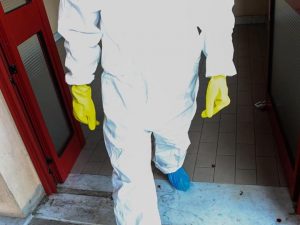 Cagliari, trovata morta in casa in una pozza di sangue: è giallo