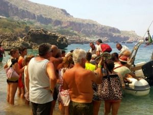 Incendi, brucia tutta l'Italia. 700 persone evacuate in barca in un resort in Sicilia