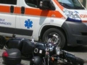Fa impennata con la moto, ma cade e travolge un bimbo: 31enne rischia il linciaggio