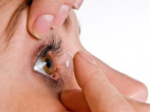 Trovano negli occhi di una donna 27 lenti a contatto: non si era accorta di averle “perse”