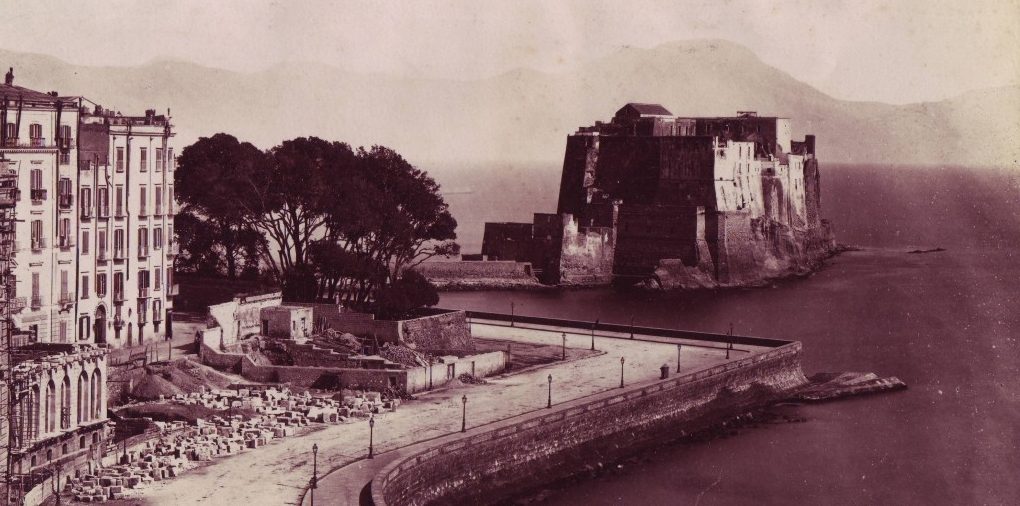 Castel dell'Ovo in una foto del primo Novecento
