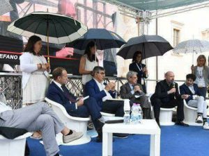 Le donne in politica? Per il governo sono buone solo a reggere gli ombrelli