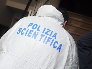 Giallo a Firenze, pensionata trovato morto in casa con lesioni al volto: disposta l’autopsia