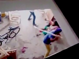 India, picchiata dal cognato perché ha dato alla luce una bambina. Il video choc