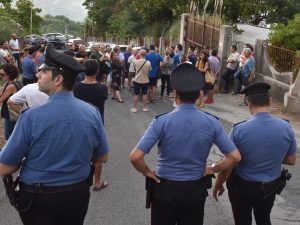 Messina, sindaco e cittadini sbarrano la strada per impedire l'arrivo di 50 migranti
