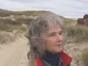 Zoe, che da 40 anni vive sola su una piccola isola (avvolta dalla nebbia 127 giorni su 365)