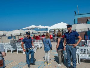 Rimini, violentata in spiaggia da 4 uomini davanti al fidanzato. Lui derubato e picchiato