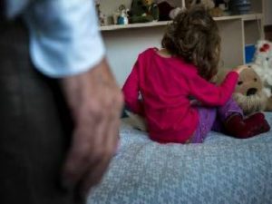 Lecce, violenta la figlia per 20 anni: la ragazza resta incinta, il padre arrestato