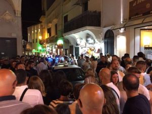 Panico a Gallipoli: fanno esplodere petardo e urlano "attentato" per non pagare il conto