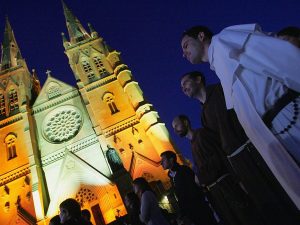 Australia, stretta sui preti pedofili: stop al segreto confessionale, denuncia sarà obbligatoria