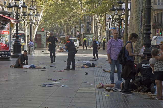 Barcellona, 14 morti. Tra le vittime anche due italiani: "Uccisi i terroristi ricercati"