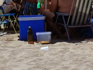 In spiaggia arriva il costo extra per chi si presenta con la borsa frigo