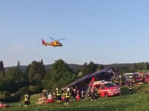 Pullman finisce fuori strada in Trentino: un morto e 15 feriti, alcuni gravi
