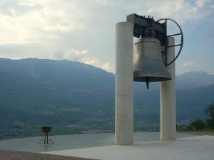 La campana del campanile prende il nome dalla Campania