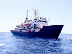 La nave anti-migranti in avaria soccorsa da una Ong tedesca: "Hanno rifiutato il nostro aiuto"