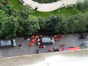 Parigi, auto contro soldati: 6 feriti, caccia al veicolo in fuga. Fermato un uomo