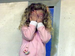 Pakistan, 15enne violenta una bambina di 3 anni dopo averla adescata con dei dolci