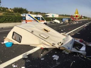Scontro tra roulotte e furgone in A14, interviene eliambulanza: disagi e chilometri di coda