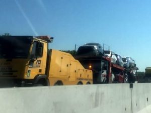 Incidente stradale sull'A4. Scontro frontale tra 3 camion e 2 auto: un morto, diversi feriti