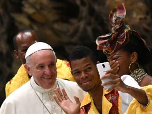 "Tutti i bambini appena nati hanno diritto alla nazionalità": Il Papa dice sì a Ius soli